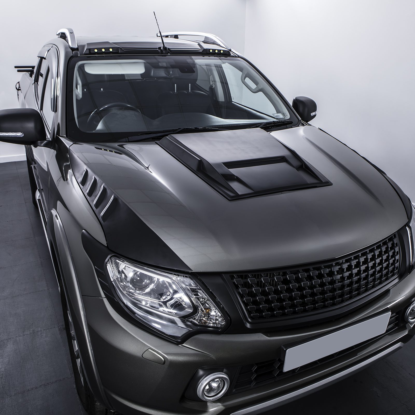 Mitsubishi L200 Triton 15-18 Black Bonnet Scoop